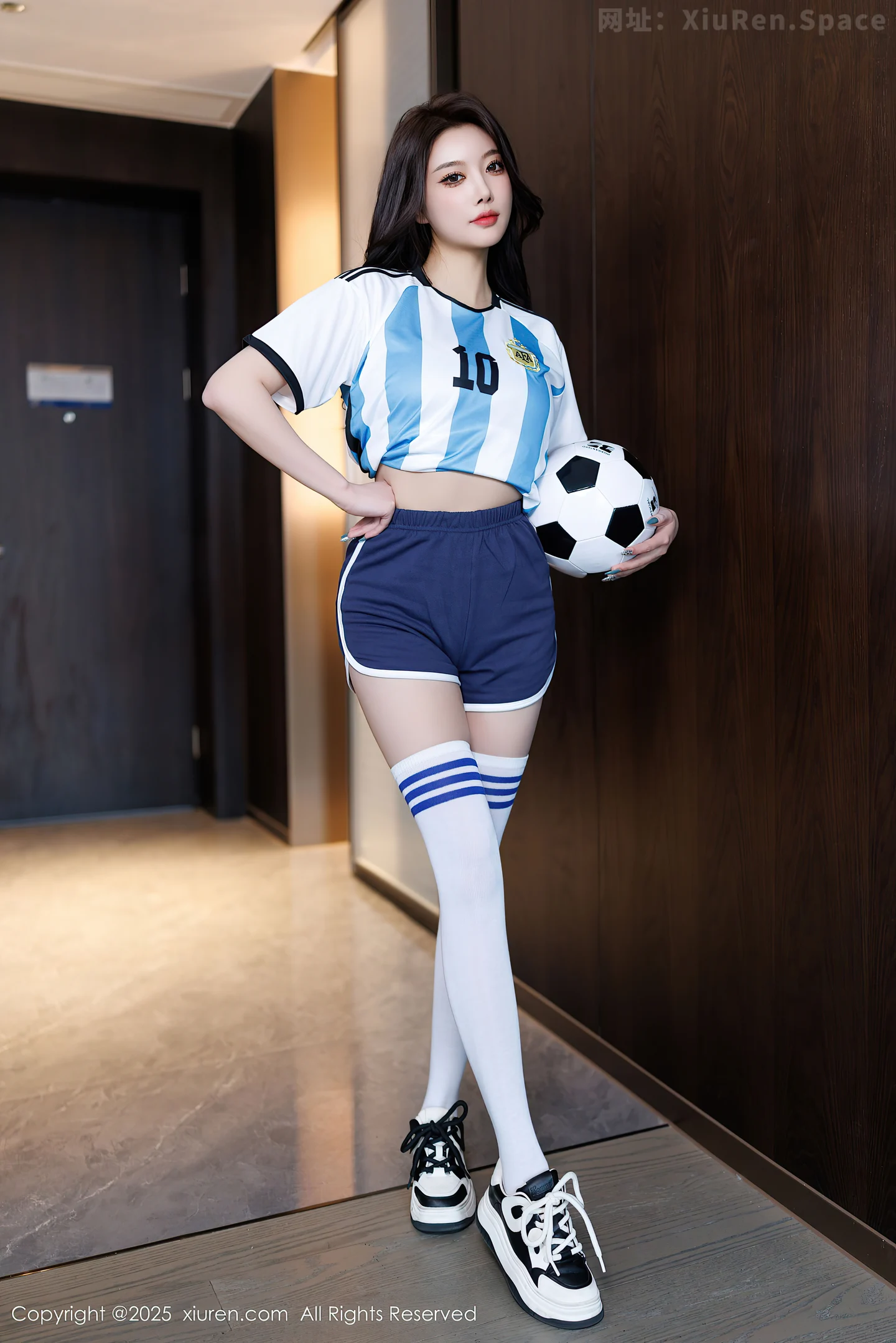 图片[4]-[XiuRen秀人网] VOL.9706 女神杨晨晨Yome性感蓝色球衣配白丝袜秀丰腴身材完美诱惑写真99P-秀人网官方网站